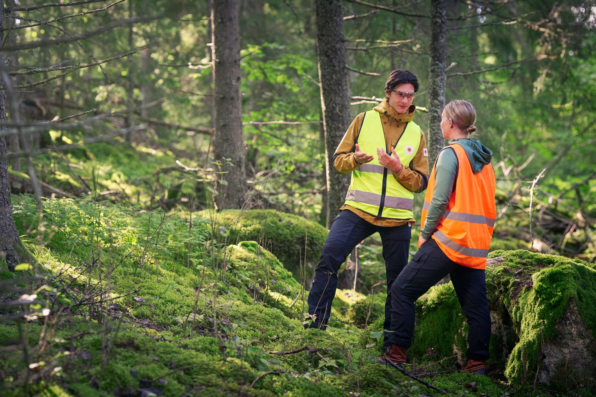 Metsäasiantuntija kertoo metsänomistajalle, kuinka asiakasedut hyödyttävät.